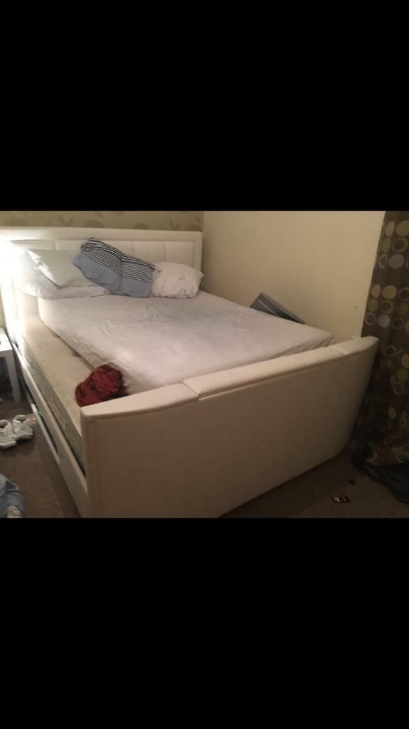Super King Size Tv Bed With 32 Inch Samsung Tv (View 11 of 20)