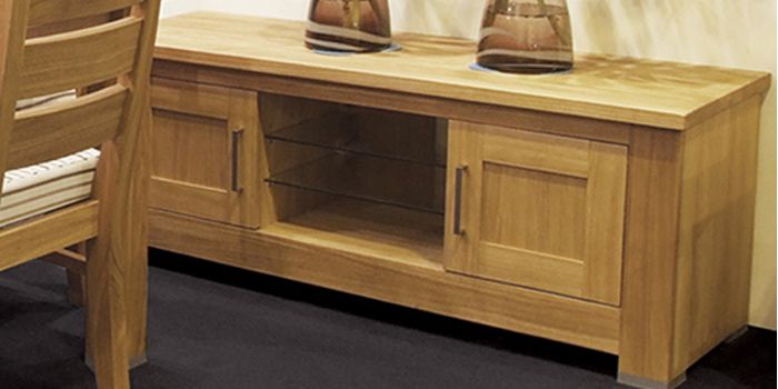 Most Popular Oak Tv Cabinets With Doors With Regard To Solid Oak Tv Stands (Photo 1 of 20)