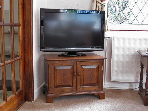 Most Up To Date Traditional Oak Tv Stands And Cabinets In Period Interiors With Traditional Tv Cabinets (View 1 of 20)