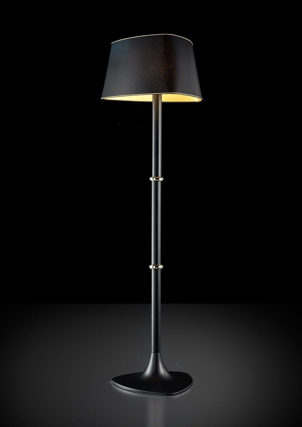 Black And Gold Floor Lamp With Matte Black Metal Foot And Gold Detail Hugo  – Italamp – Lampadaire  Classic And Contemporary Chandelier – Réf (View 7 of 10)