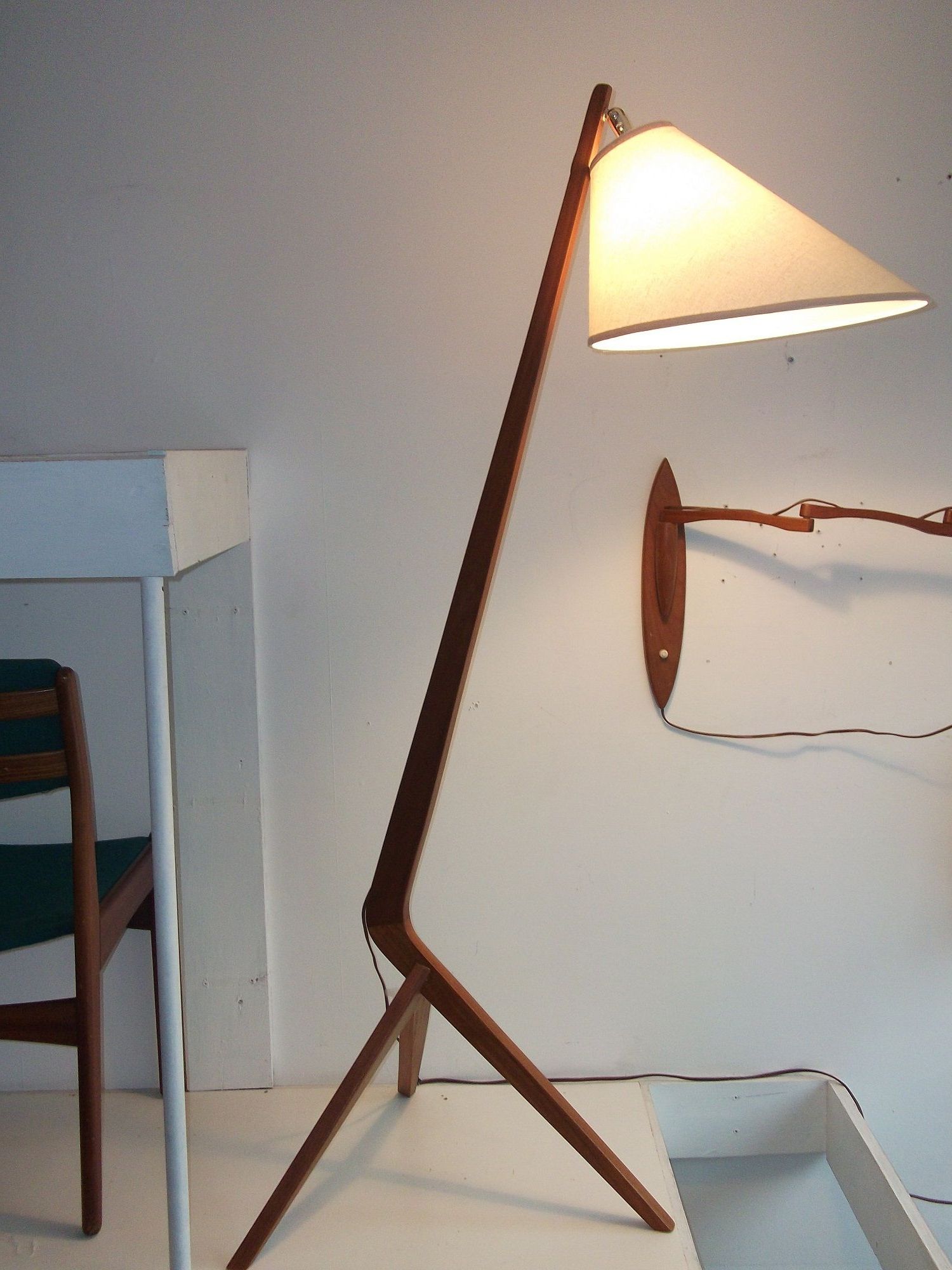 Mid Century Standing Lamps With Regard To Popular Mid Century Floor Lamps – Ideas On Foter (View 2 of 10)